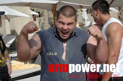 Vendetta in Dubai - preparing # Armwrestling # Armpower.net