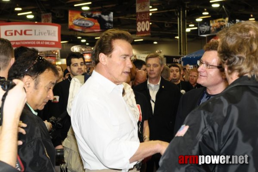 Arnold Classic 2009 - Arnold Schwarzenegger # Siłowanie na ręce # Armwrestling # Armpower.net