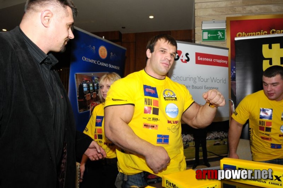 Nemiroff 2009 - Day 1 - Left hand # Siłowanie na ręce # Armwrestling # Armpower.net