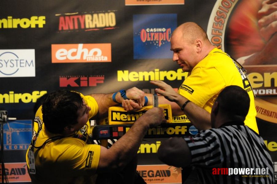 Nemiroff 2009 - Day 1 - Left hand # Siłowanie na ręce # Armwrestling # Armpower.net