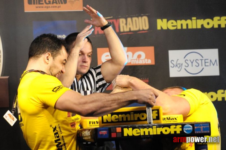 Nemiroff 2009 - Day 1 - Left hand # Siłowanie na ręce # Armwrestling # Armpower.net