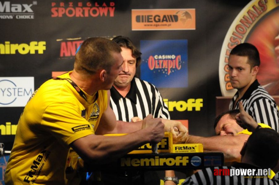 Nemiroff 2009 - Day 1 - Left hand # Siłowanie na ręce # Armwrestling # Armpower.net